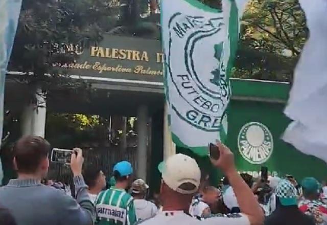 Papel escrito 'Palmeiras não tem Mundial' é jogado em protesto no