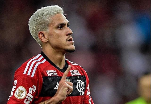 Pedro com dedo erguido, cabelo loiro e camisa do Flamengo
