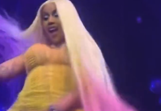 Cardi B deixando absorvente interno escapar durante show