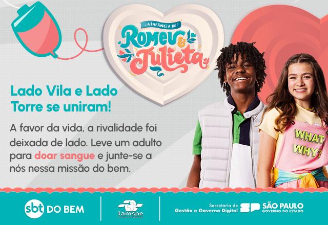A imagem apresenta a identidade visual da novela A Infância de Romeu e Julieta, elementos que ilustram a campanha de doação de sangue e os atores principais da novela, o Romeu e a Julieta lado a lado, sorrindo e representando a campanha de doação de sangue  do SBT DO BEM.
