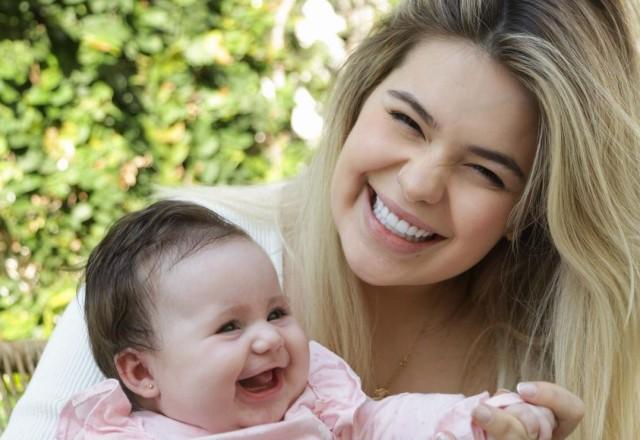 Viih Tube posa sorrindo com a filha no colo