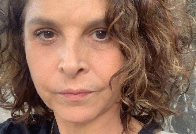 Drica Moraes tira foto próxima do rosto