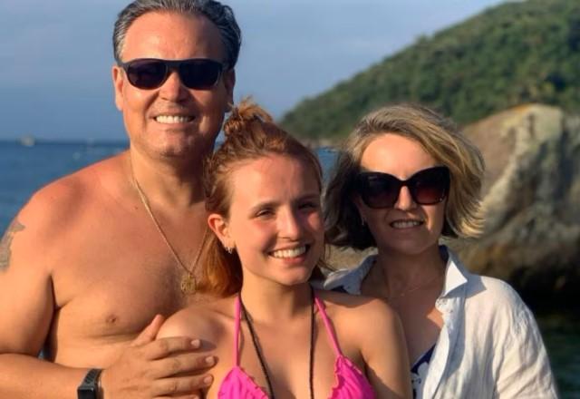 Larissa Manoela posa ao lado dos pais na praia