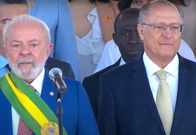 Com coro pela democracia, Lula participa de desfile pela nona vez