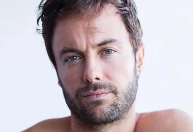 Kayky Brito tira selfie sem camisa e com cara séria
