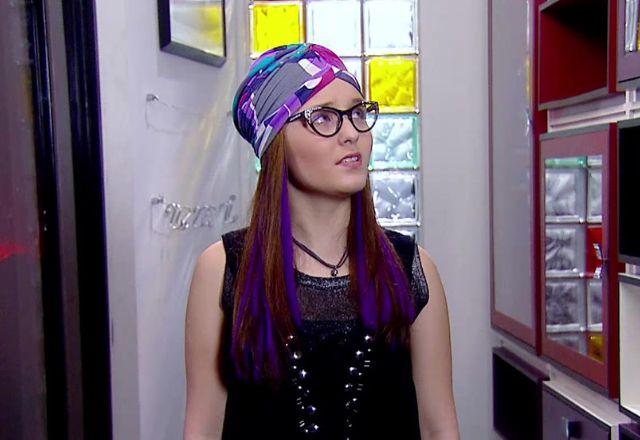 Isabela Junqueira observando seu antigo quarto