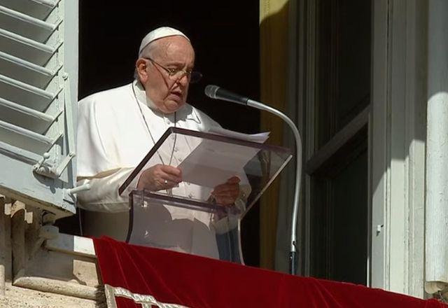 Peço-lhes que parem, em nome de Deus: cessem o fogo!', pede Papa