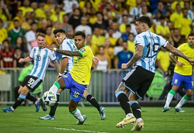 Brasil perde para a Argentina, no Maracanã, em jogo marcado por