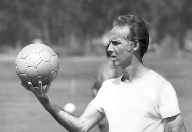 Zagallo segurando bola de futebol