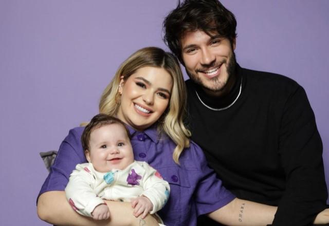 Viih Tube e Eliezer posam sorrindo com a filha, Lua