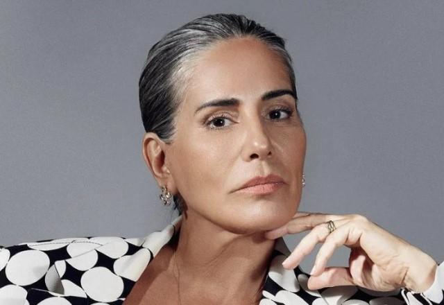 Gloria Pires posa fazendo carão com a mão no queixo