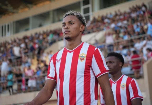 Lázaro com camisa do Almería