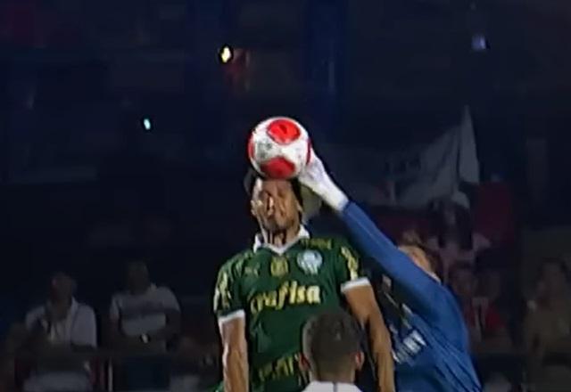 Murilo e Rafael disputando bola