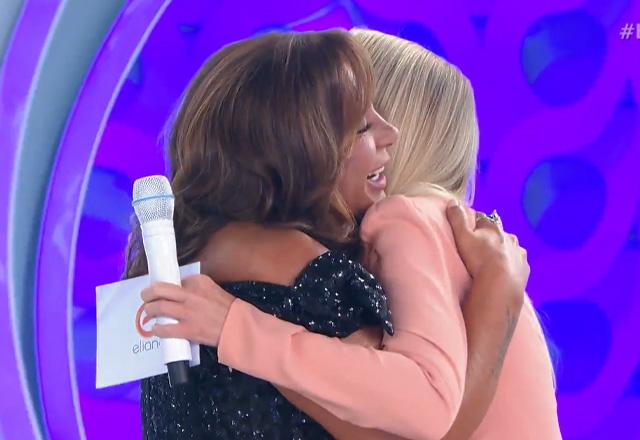 Regiane e Eliana se abraçam durante o programa.