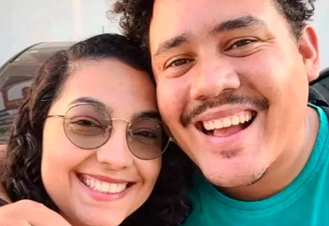 Lucas Buda posa para foto com a ex-mulher.
