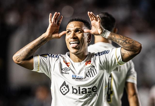 Otero comemorando gol