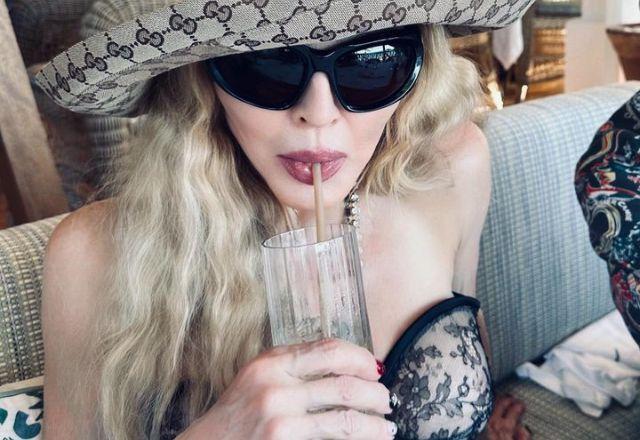 Madonna bebe uma taça de vinho
