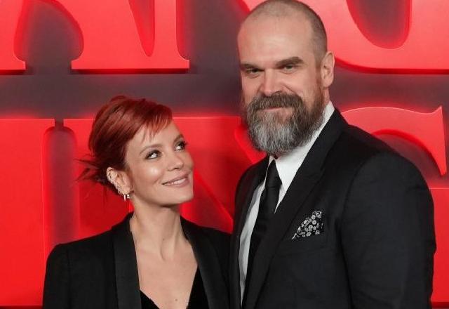 Lily Allen e David Harbour posam em tapete vermelho