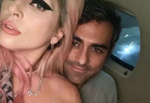 Lady Gaga e o noivo Michel Polansky dentro do avião