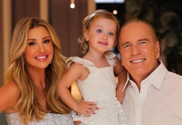 Foto com Roberto Justus, Ana Paula Siebert e Vicky Justus, todos vestidos de branco e sorrindo
