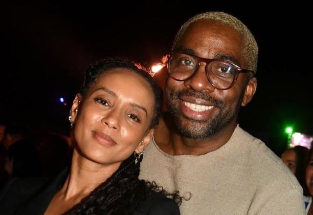 Foto de Taís Araújo junto com Lazáro Ramos, abraçados em um show