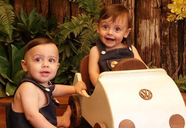 Imagens com os filhos gêmeos de Bárbara Evans, fotografados juntos próximos a um carrinho de brinquedo