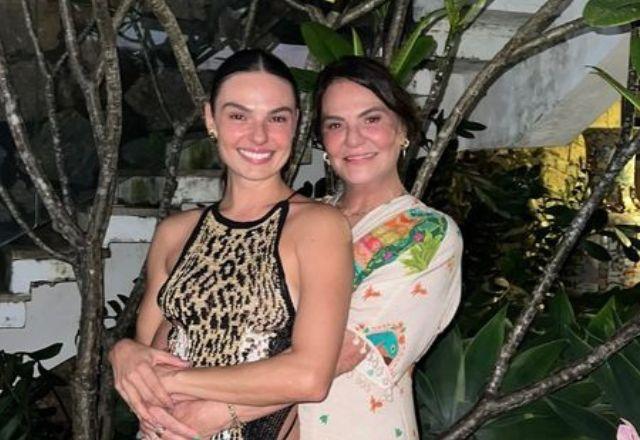 Isis Valverde e mãe na foto