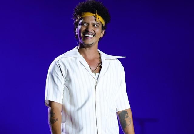 Foto de Bruno Mars sorrindo no palco em show no Brasil