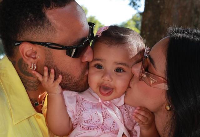 Foto de Neymar e Bruna Biancardi beijando a filha Mavie