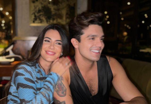 Jade e Luan posando para foto