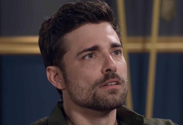 Gabriel olha com expressão de surpresa para Norma