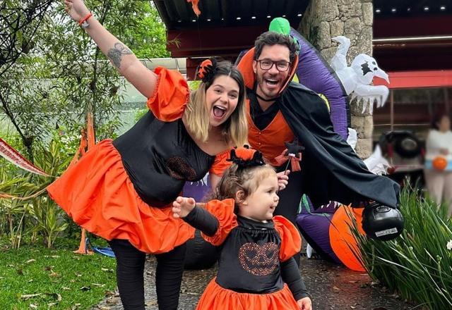 Foto de Viih Tube fantasiada de abóbora junto com sua filha Lua e seu esposo Eliezer, todos fantasiados para o Halloween