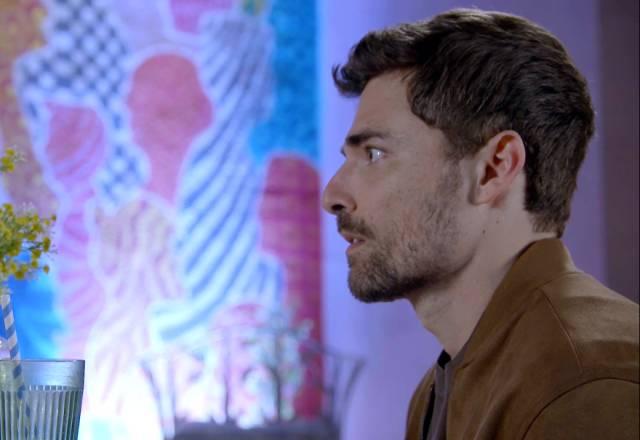 Gabriel olha surpreso para Bárbara