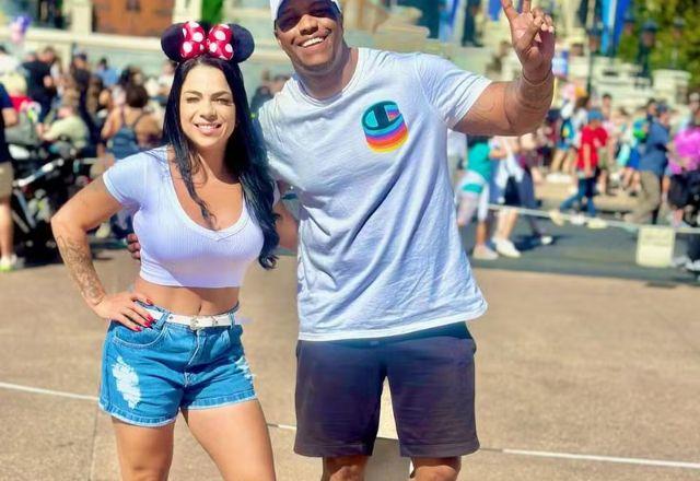 Esposa do músico de Thiaguinho, com ele, na Disney