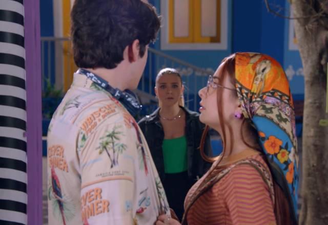Betina e Thomas se beijam e são flagradas por Cristina