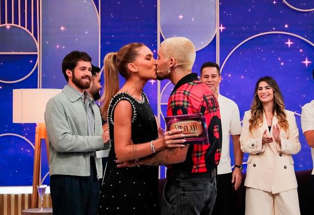 Virginia e Zé Felipe se beijando no palco do Sabadou.