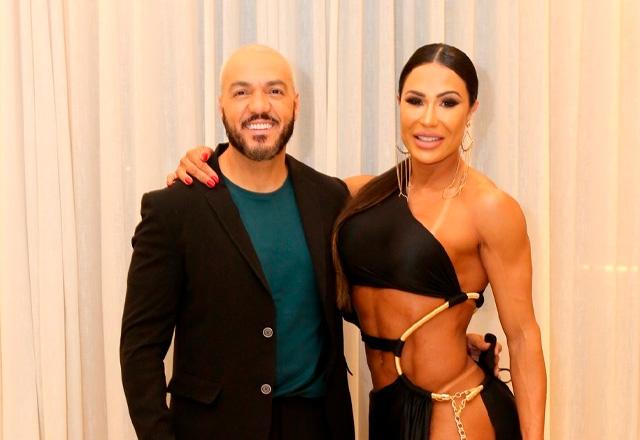Belo e Gracyanne Barbosa posam juntos para foto.
