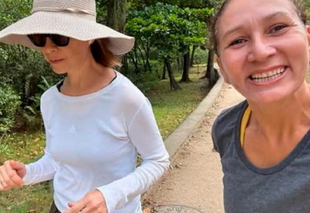 Fernanda Torres e fã posam para foto.