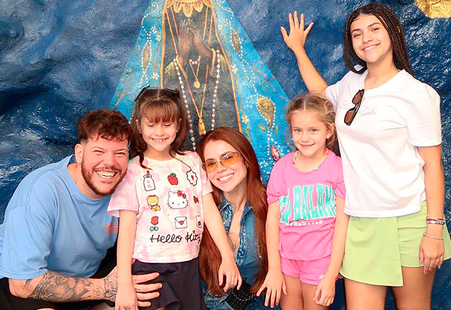 ferrugem ao lado da esposa e das filhas