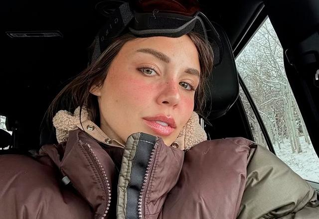Mari Sampaio posa para foto.