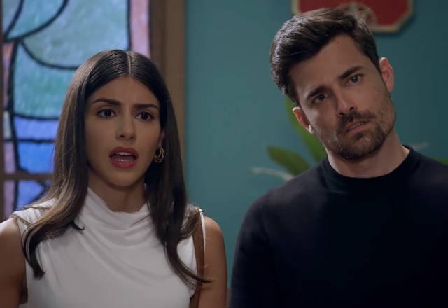 Pilar e Gabriel olham para Norma com cara de assustados