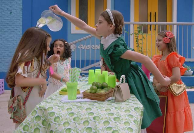 Lavínia joga limonada na cabeça de Anna