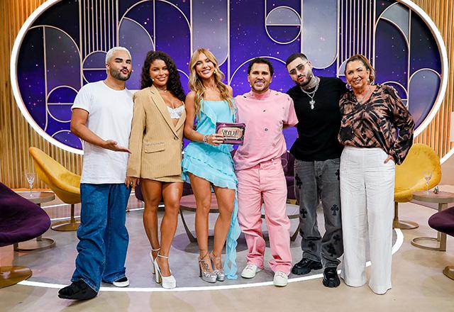 Kevinho, Priscila Evellyn, Virginia, Lucas Guimarães, Kevinho e Margareth Serrão posam juntos para foto.