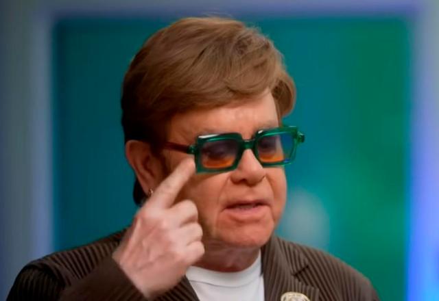 O cantor Elton John