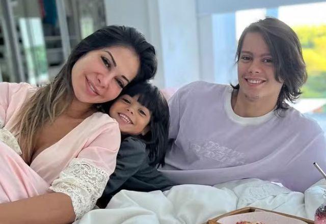 Maíra Cardi com os filhos Sophia e Lucas em foto
