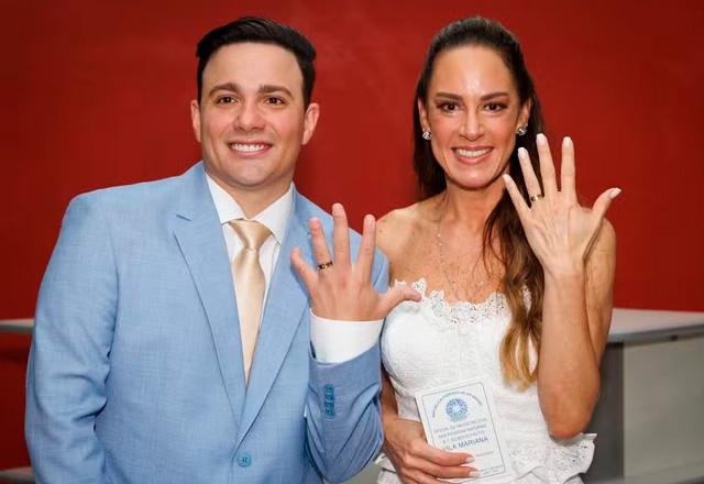 Silvia Abravanel e Gustavo Moura posam juntos para foto.