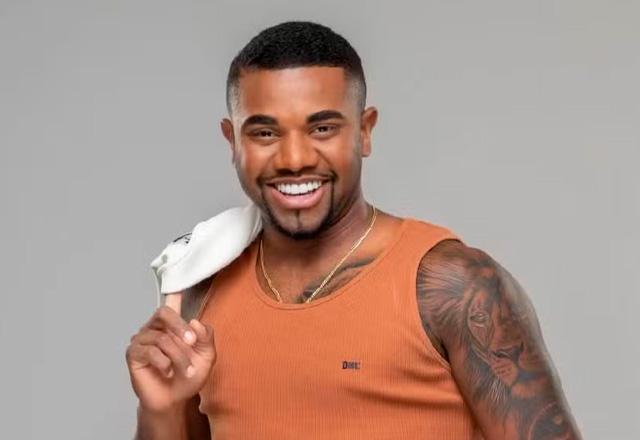 Davi Brito posa para foto.