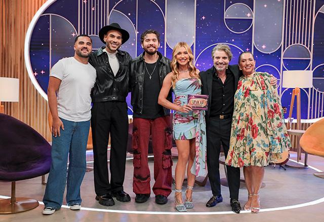 Lucas Guedez, Hugo Gloss, Gustavo Mioto, Virginia Fonseca, João Kleber e Margareth Serrão posam juntos para foto.