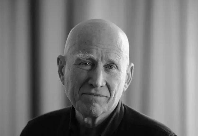 O fotógrafo Sebastião Salgado em uma imagem em preto e branco