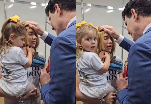 Virginia Fonseca , Padre Reginaldo Manzotti e filha em foto